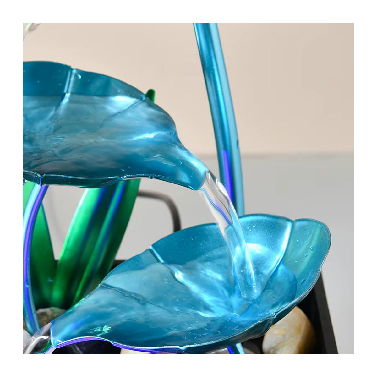 MINIDEAL Tischbrunnen mit LED-Beleuchtung in Blau, 3-stöckiger Wasserfall aus Polyresin mit floralem Lotusblatt-Design zur Dekoration - Bild 4