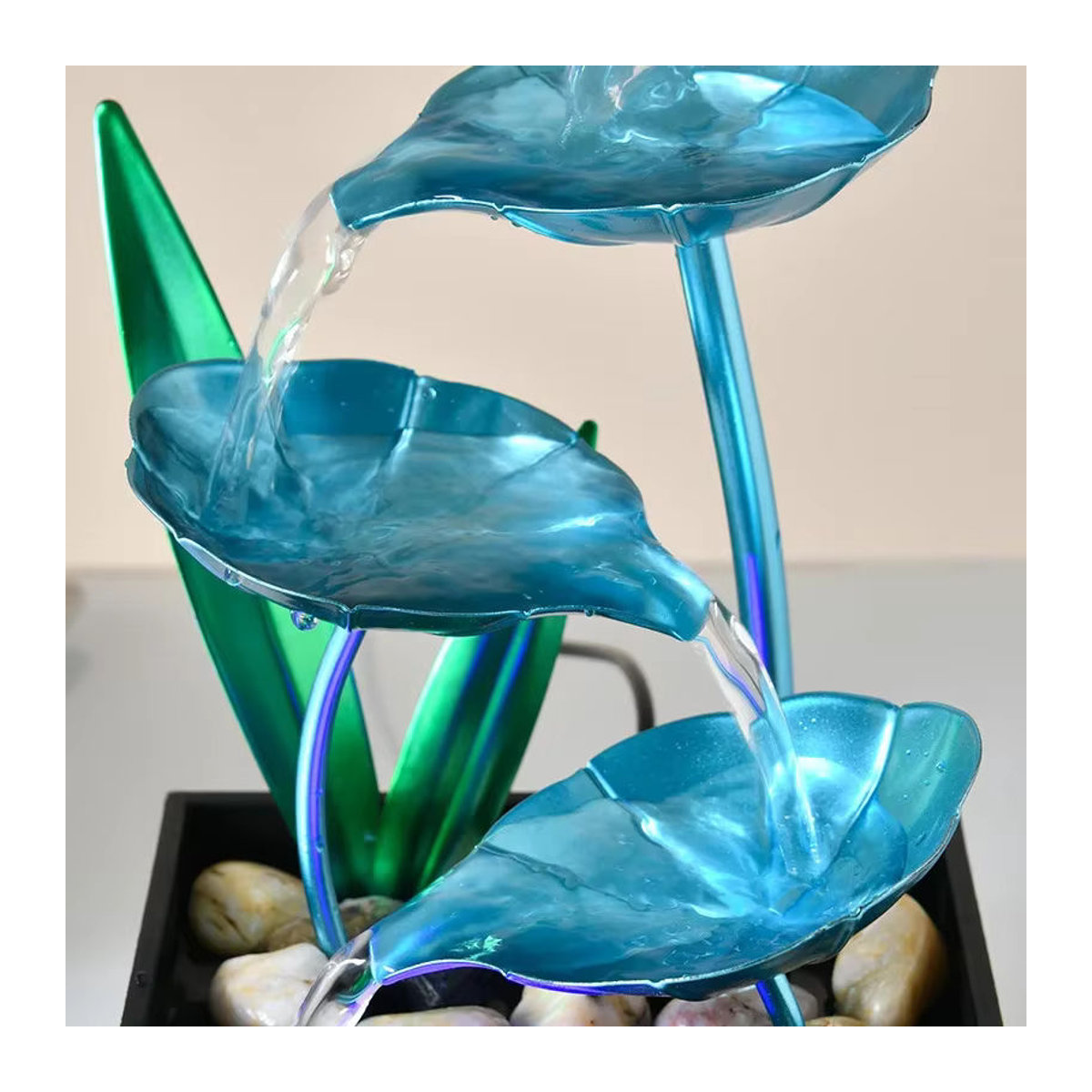 MINIDEAL Tischbrunnen mit LED-Beleuchtung in Blau, 3-stöckiger Wasserfall aus Polyresin mit floralem Lotusblatt-Design zur Dekoration - Bild 5