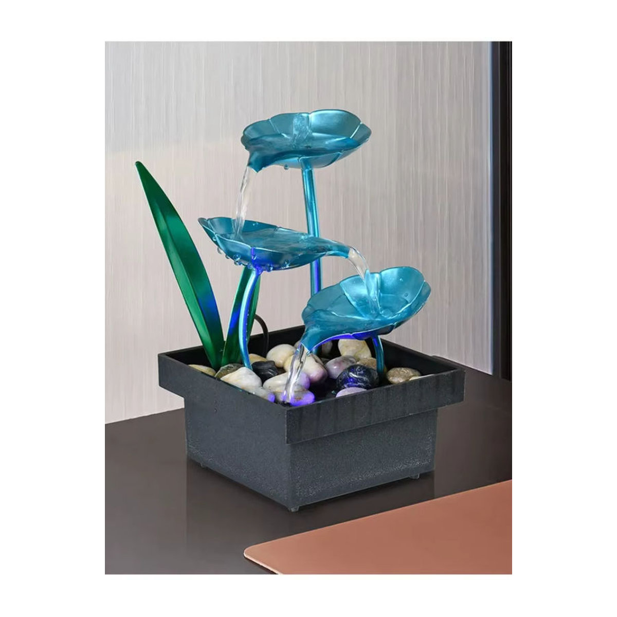 MINIDEAL Tischbrunnen mit LED-Beleuchtung in Blau, 3-stöckiger Wasserfall aus Polyresin mit floralem Lotusblatt-Design zur Dekoration - Bild 7