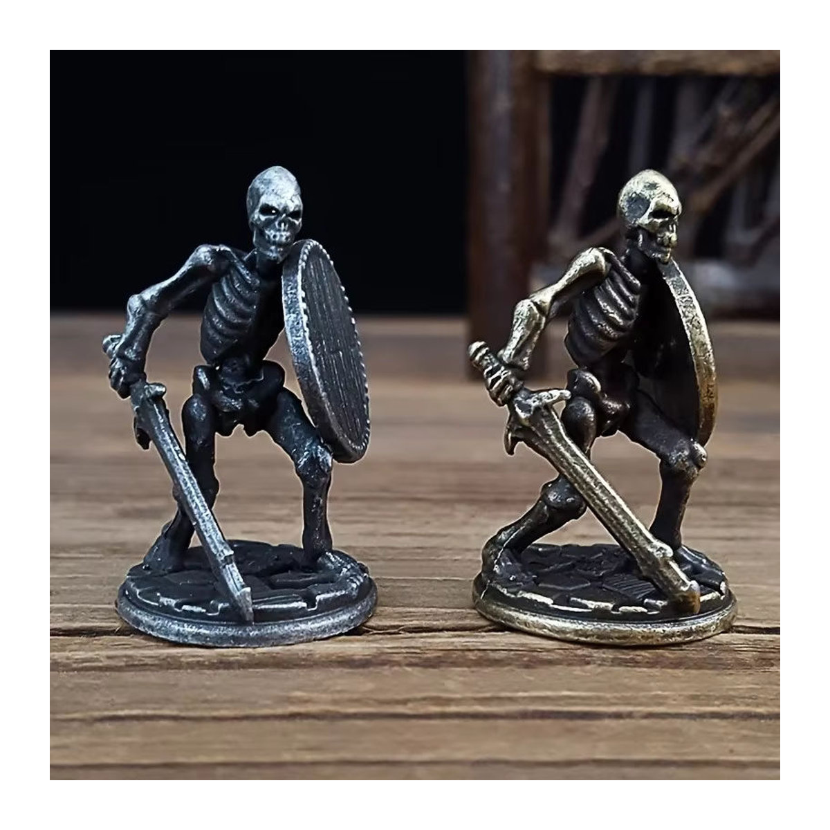 MINIDEAL Totenkopf mit Schwert und Schild als schwarzes Metall-Ornament für deine Heimdekoration - Bild 1