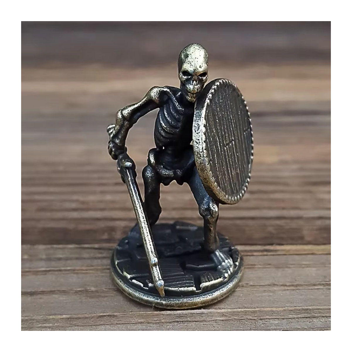 MINIDEAL Totenkopf mit Schwert und Schild als schwarzes Metall-Ornament für deine Heimdekoration - Bild 2