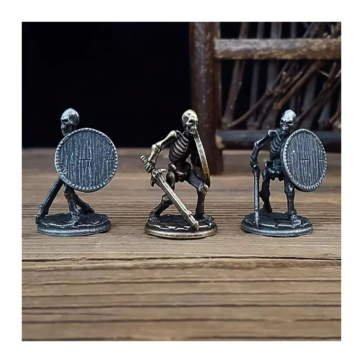MINIDEAL Totenkopf mit Schwert und Schild als schwarzes Metall-Ornament für deine Heimdekoration - Bild 3
