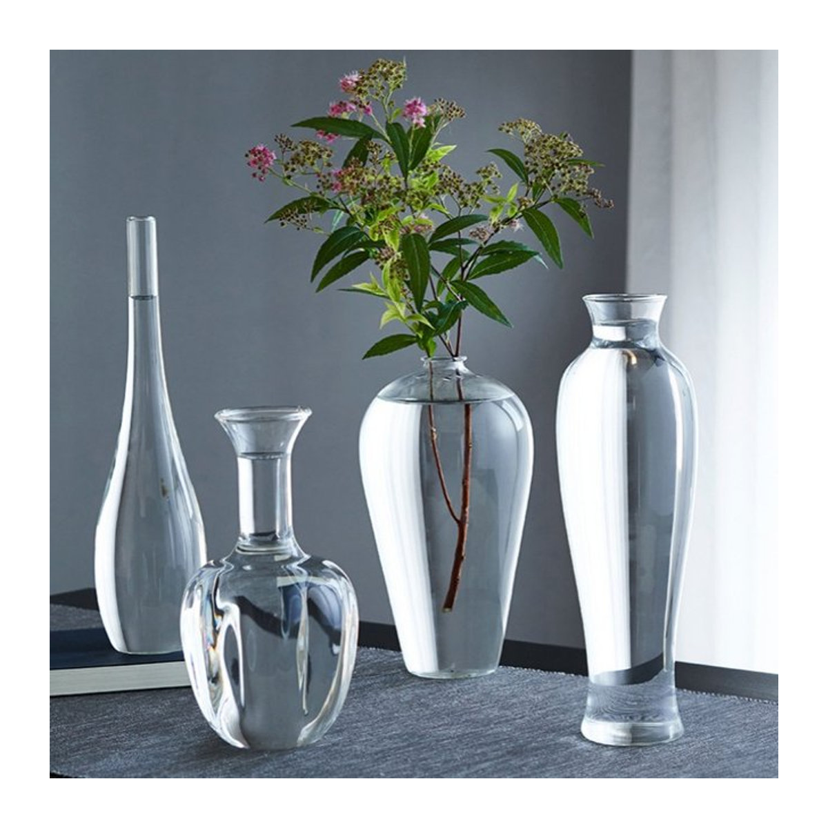 Minimalistische bauchige Klarglasvase aus Glas in Transparent für Schnittblumen und DIY-Blumenarrangements - Bild 1