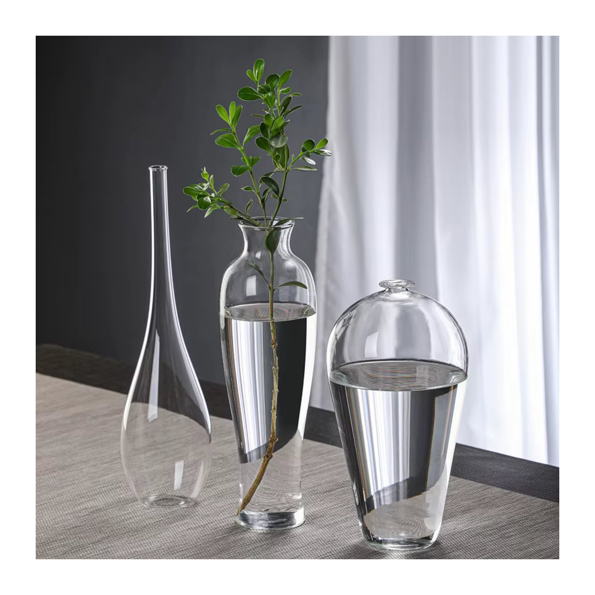 Minimalistische bauchige Klarglasvase aus Glas in Transparent für Schnittblumen und DIY-Blumenarrangements - Bild 2