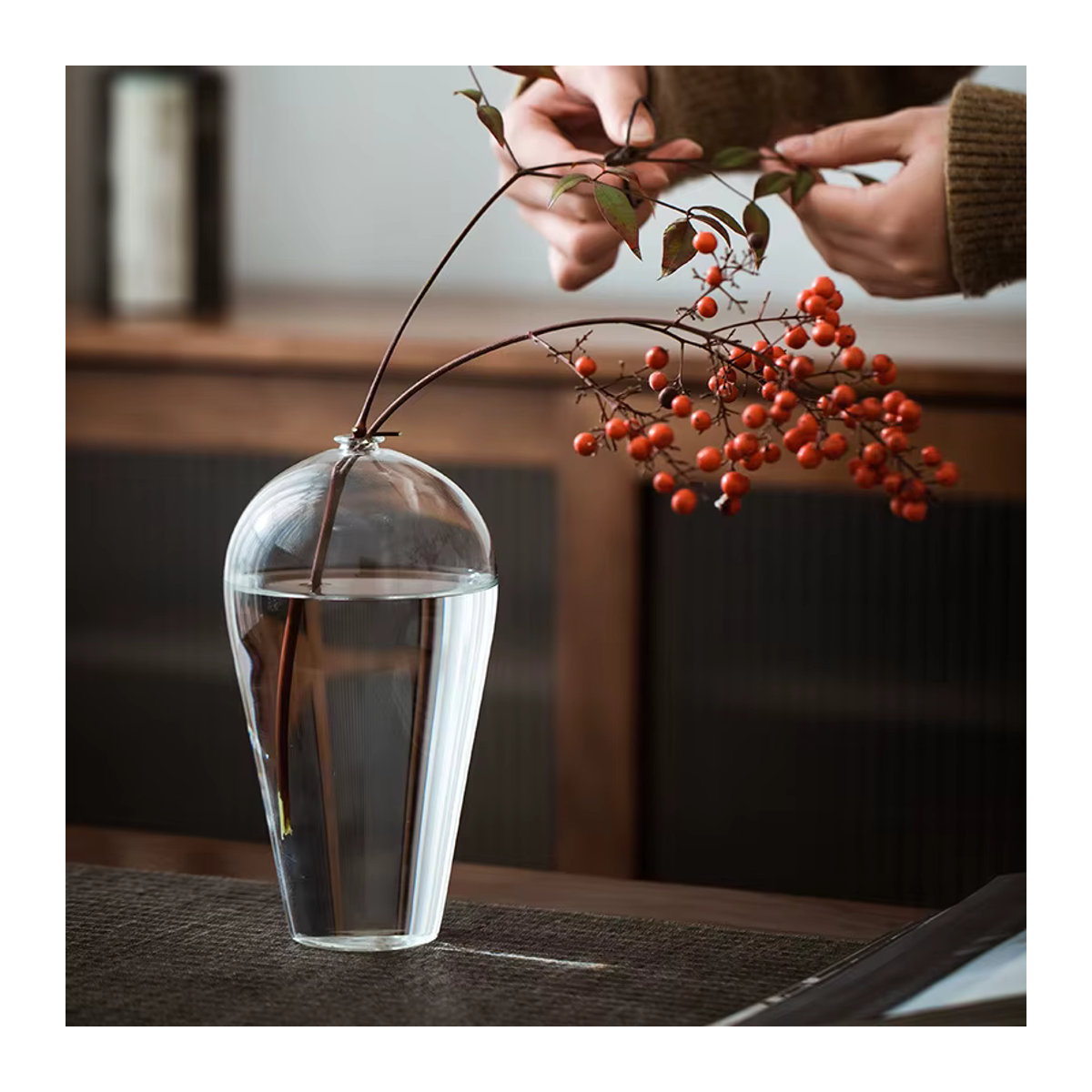 Minimalistische bauchige Klarglasvase aus Glas in Transparent für Schnittblumen und DIY-Blumenarrangements - Bild 3