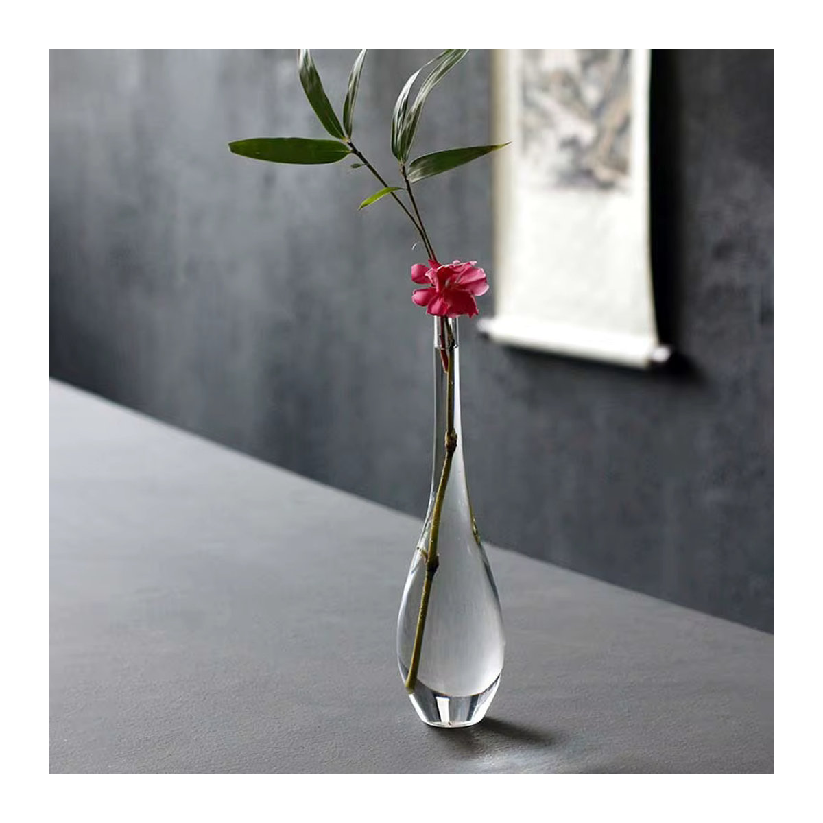 Minimalistische bauchige Klarglasvase aus Glas in Transparent für Schnittblumen und DIY-Blumenarrangements - Bild 4