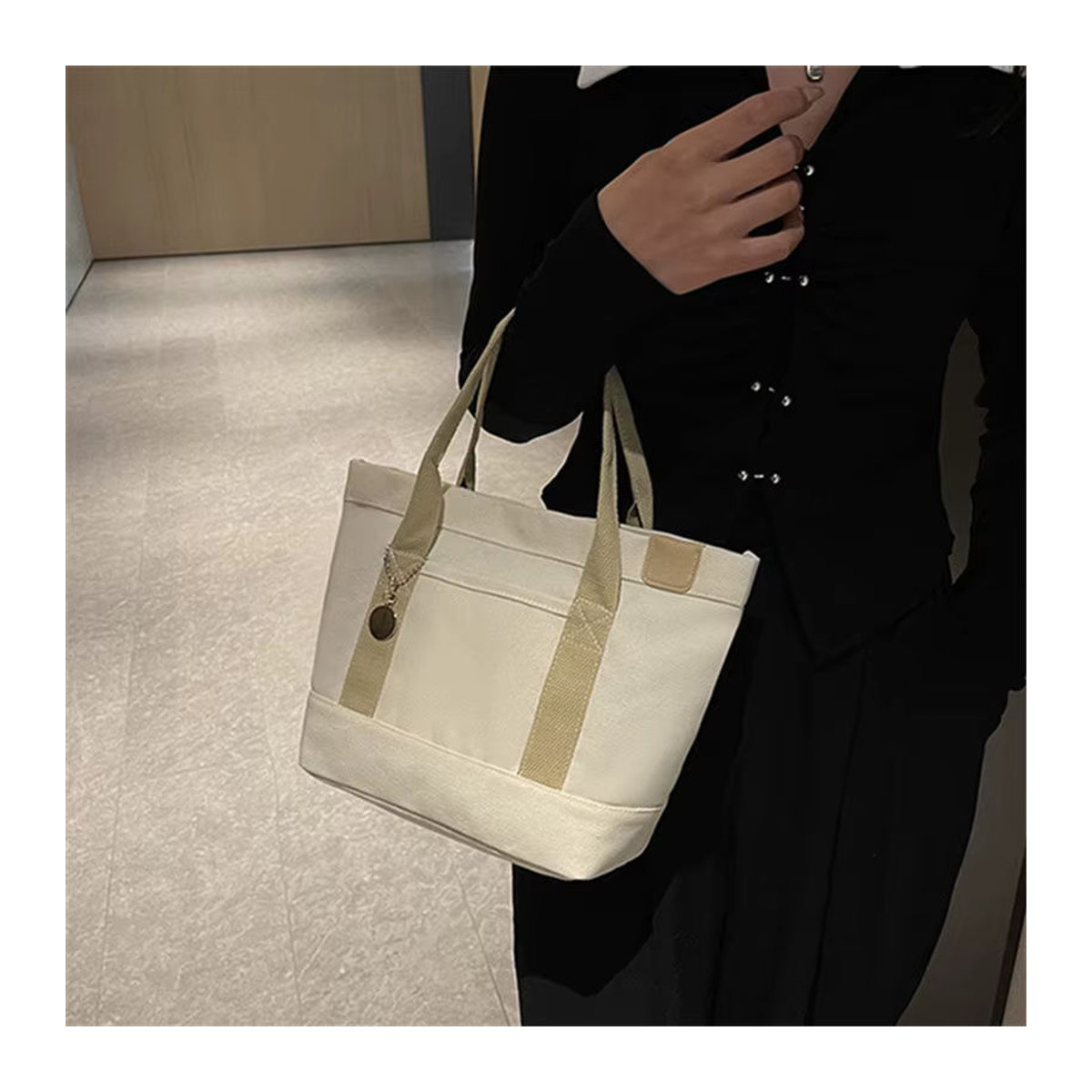 Minimalistische Canvas-Einkaufstasche von FXZLLQ für Damen in Weiß oder Beige - Bild 1