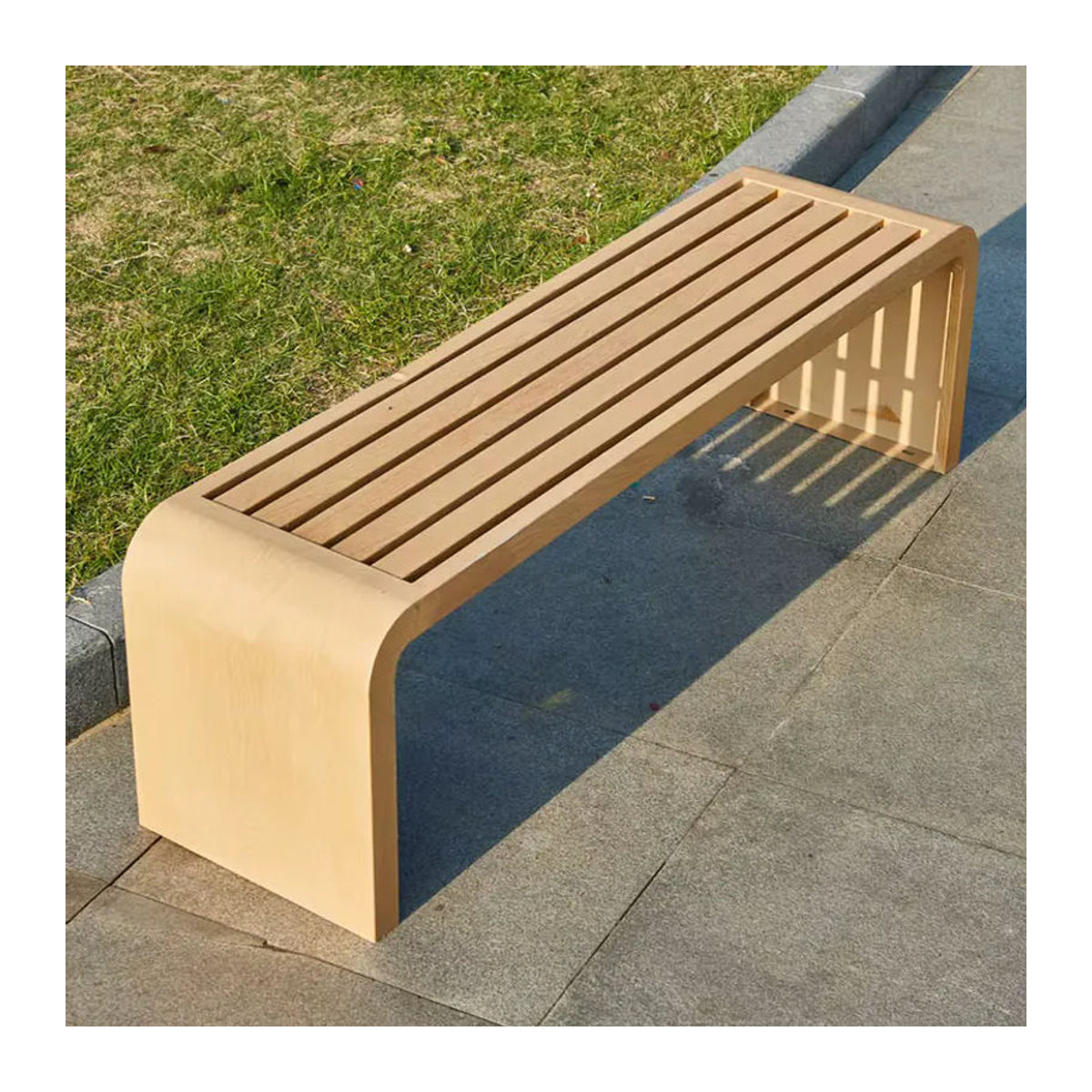Minimalistische Gartenbank aus Holz in Braun und Beige - Bild 1