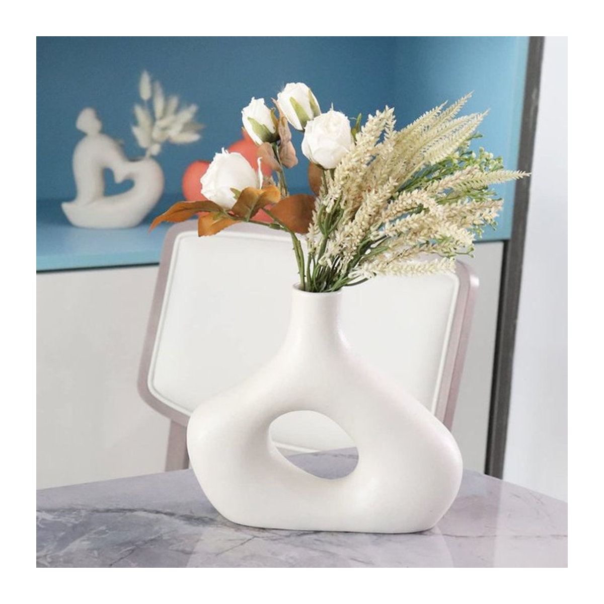 Minimalistische geometrische Keramikvase in Weiß für deine Dekoration mit Schnittblumen - Bild 1