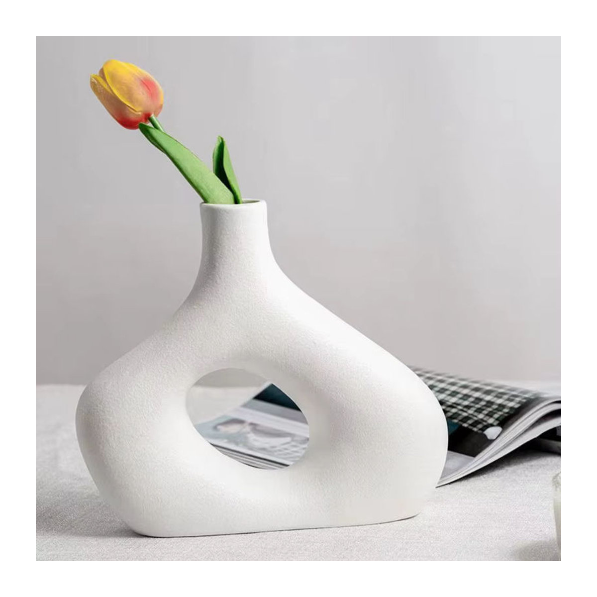 Minimalistische geometrische Keramikvase in Weiß für deine Dekoration mit Schnittblumen - Bild 2