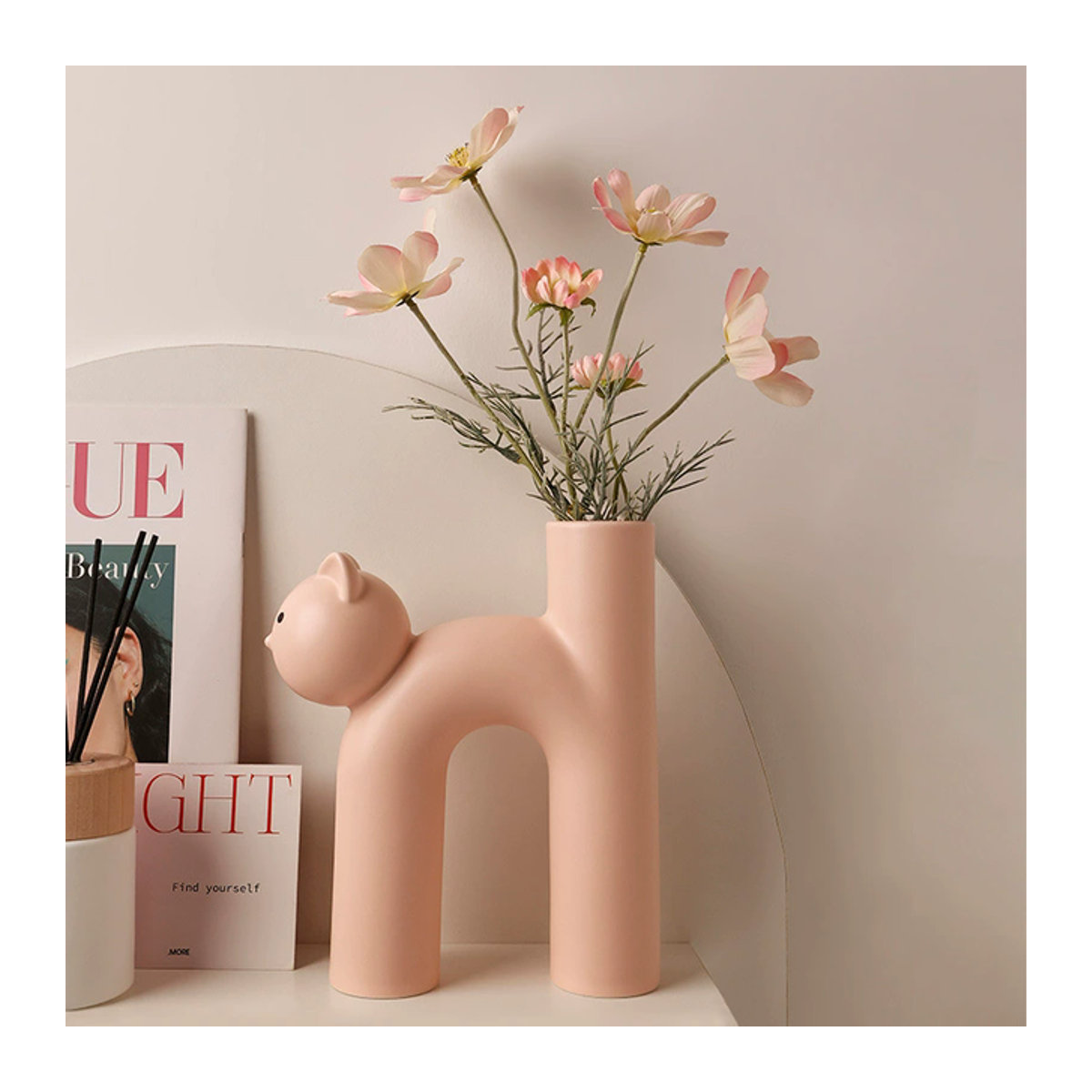 Minimalistische Katzenvase aus Kunstharz in Beige und Rosa, zylindrische Tischskulptur für Schnittblumen - Bild 1