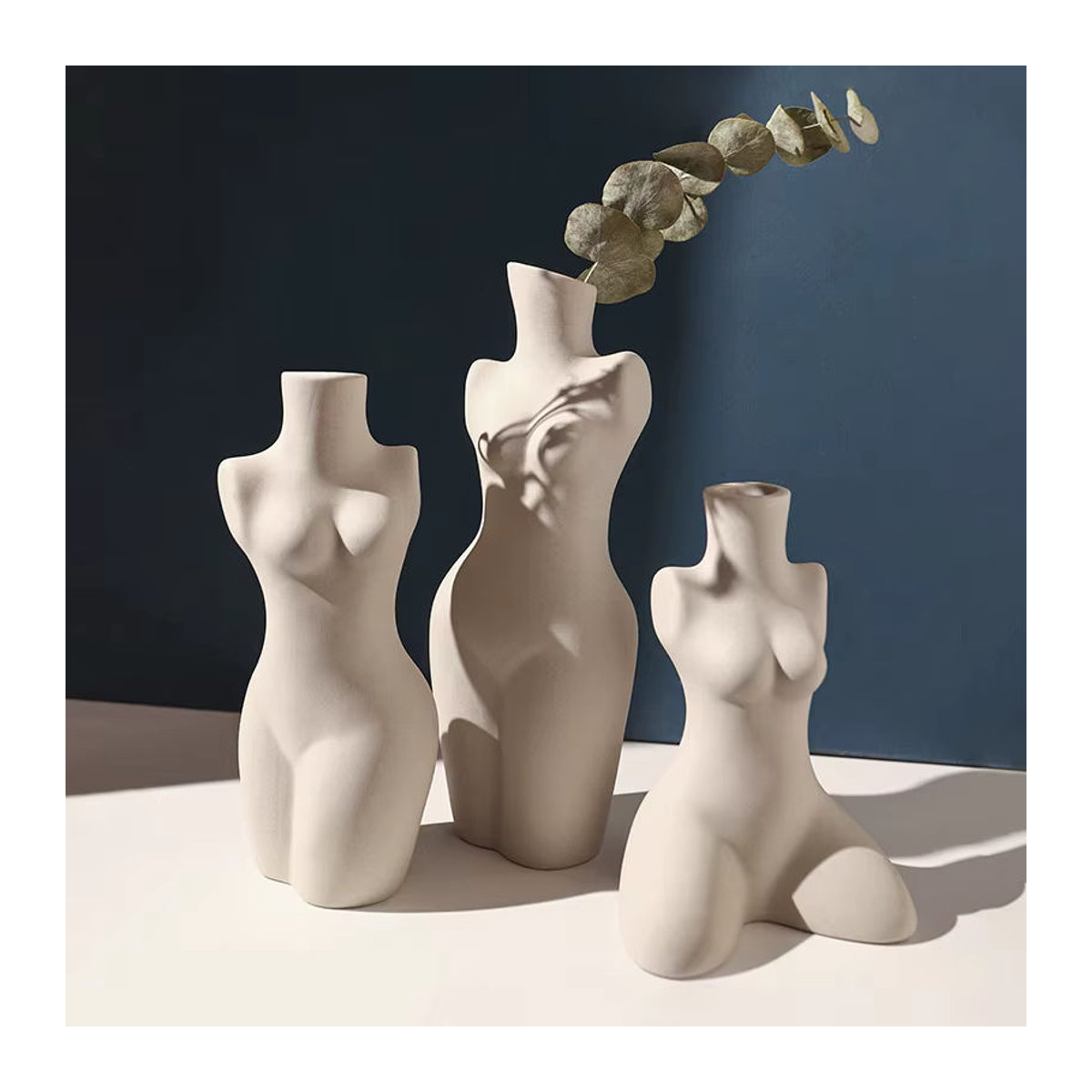 Minimalistische Keramikvase in Form einer menschlichen Skulptur, weiß, dekorative Kunstvase für Schnittblumen - Bild 5