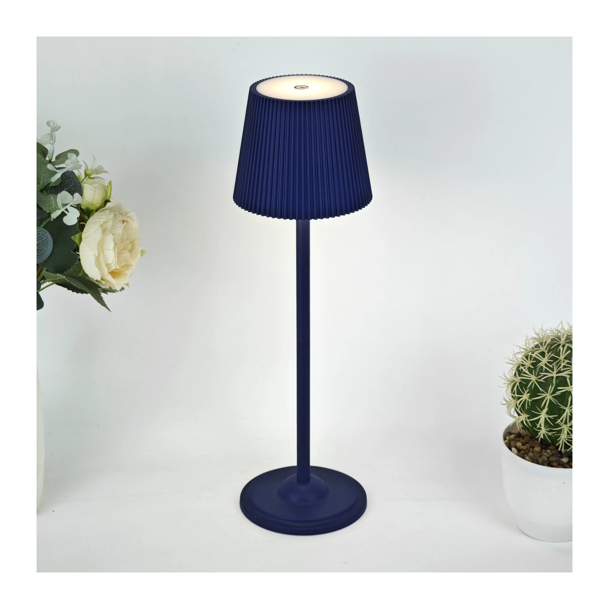 Minimalistische LED Tischlampe in Blau mit Touch-Funktion und USB-Ladeport, wiederaufladbar und kabellos - Bild 2