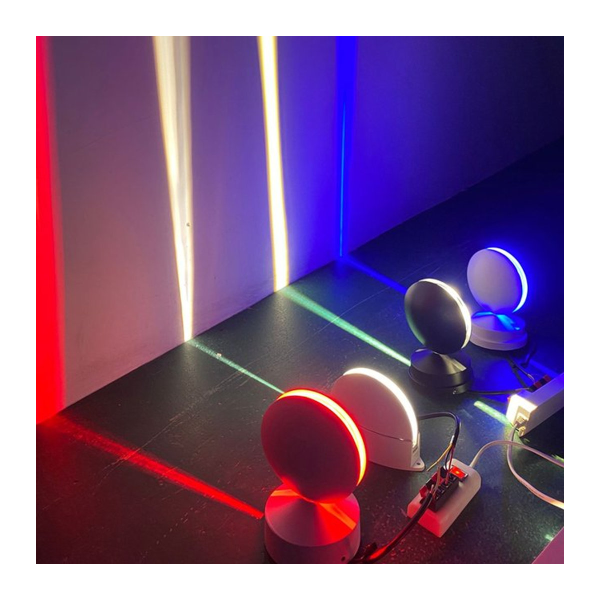Minimalistische RGB-Wandleuchte mit Fernbedienung in Bunt für Flur und Hotelbar - Bild 1