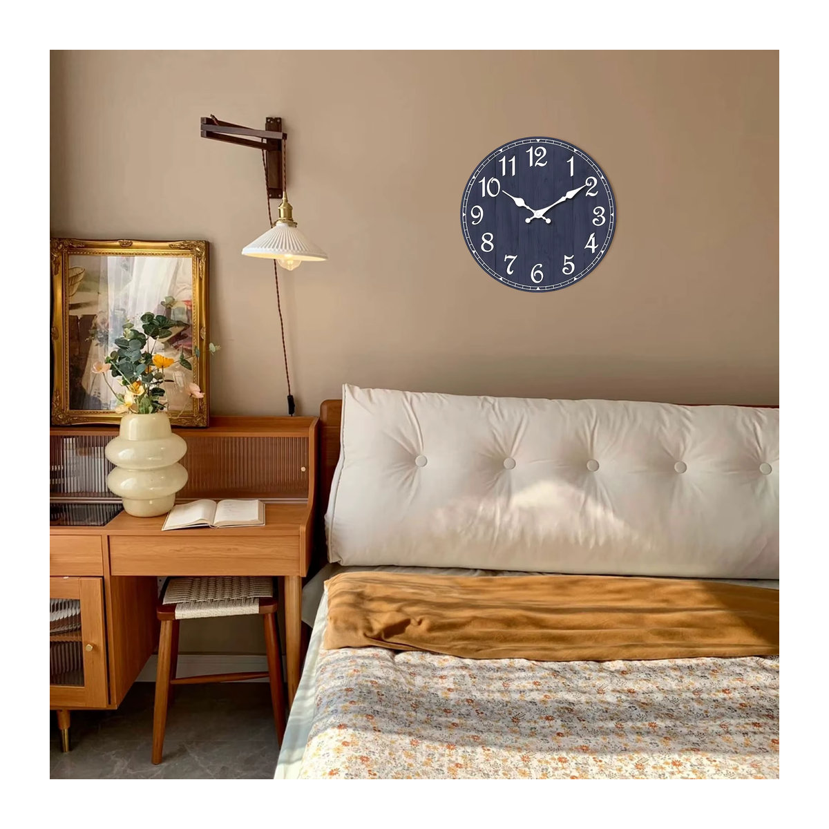 Minimalistische runde Wanduhr aus Holz mit abstraktem blau-lila Design für Wohnzimmer und Schlafzimmer - Bild 3
