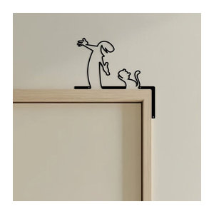 Minimalistische Wanddekoration aus Metall von DDPNKL mit schwarz-weißer Puppen-Silhouette als handgeschmiedeter Wandbehang