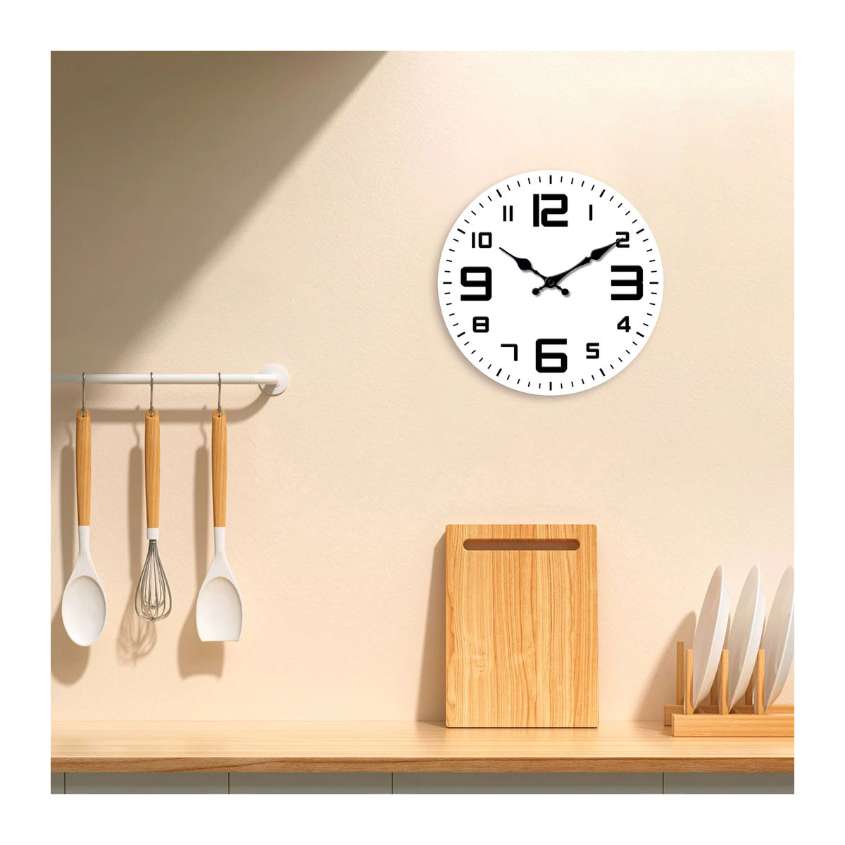 Minimalistische Wanduhr aus Holz in Schwarz-Weiß mit unregelmäßigen Ziffern und geräuschlosem Analog-Uhrwerk - Bild 4