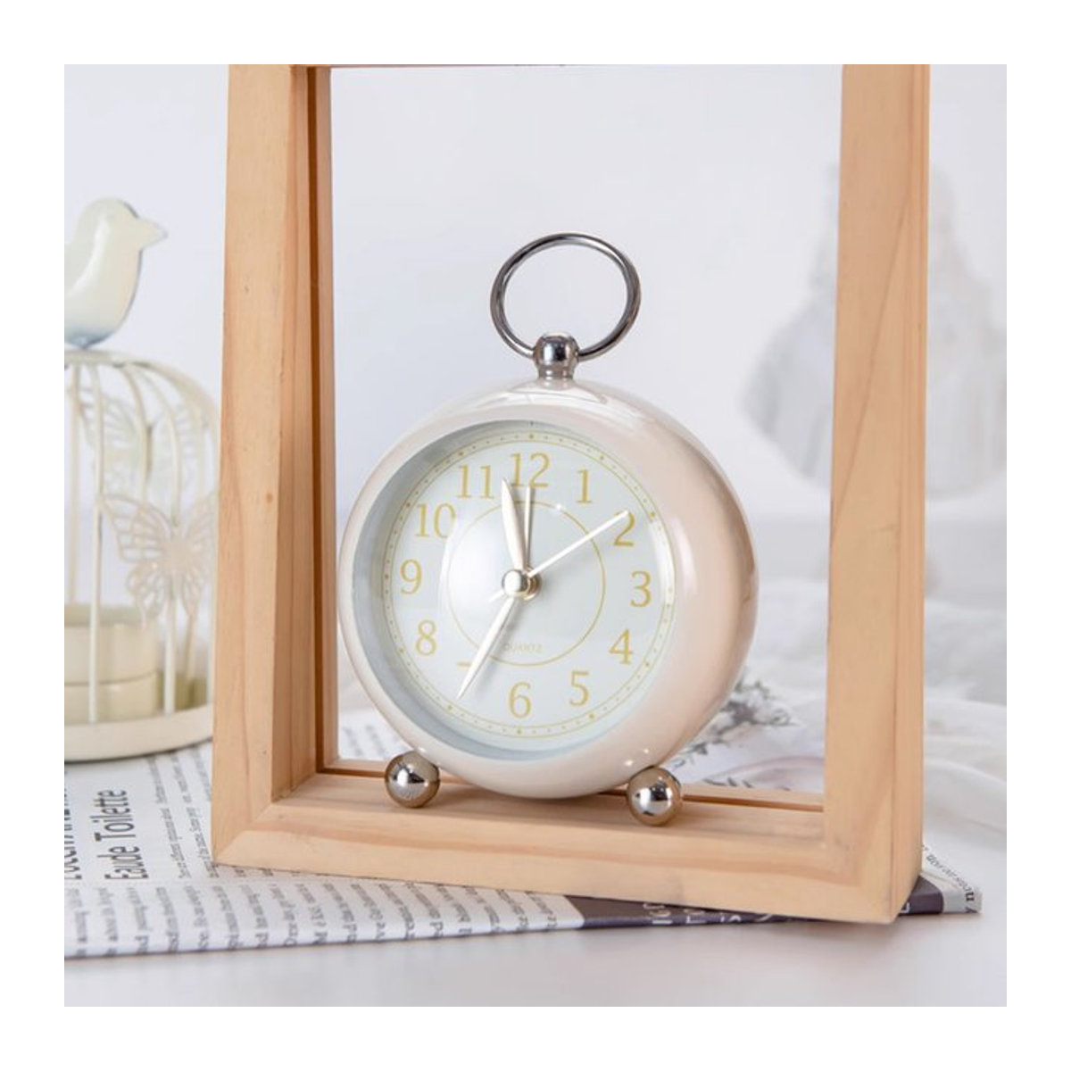 Minimalistischer analoger Quarz-Wecker aus Metall in Rosa oder Beige mit Beleuchtung und geräuschlosem Betrieb - Bild 1