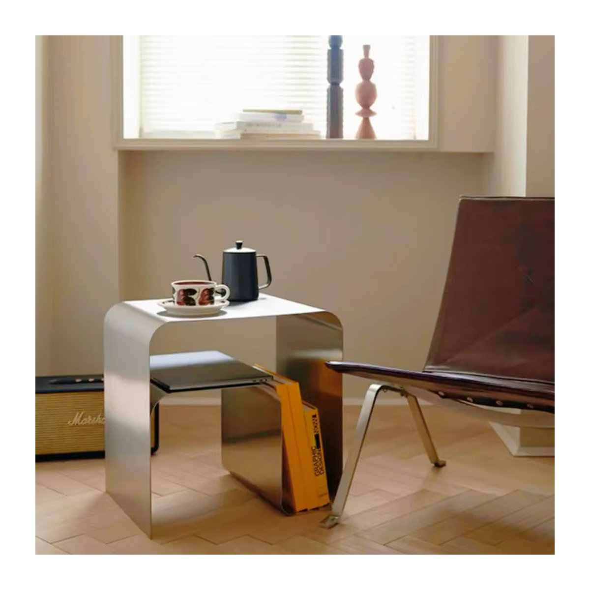 Minimalistischer Beistelltisch aus Edelstahl im Bauhaus-Stil mit integriertem Aufbewahrungsschrank in Retro-Optik - Bild 2