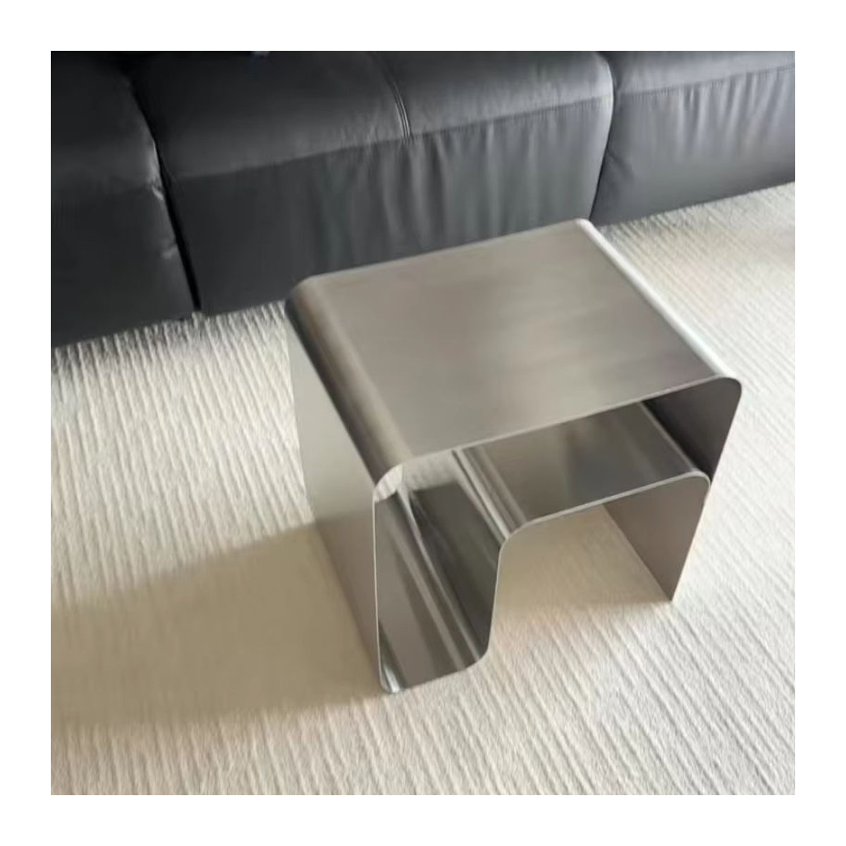 Minimalistischer Beistelltisch aus Edelstahl im Bauhaus-Stil mit integriertem Aufbewahrungsschrank in Retro-Optik - Bild 4