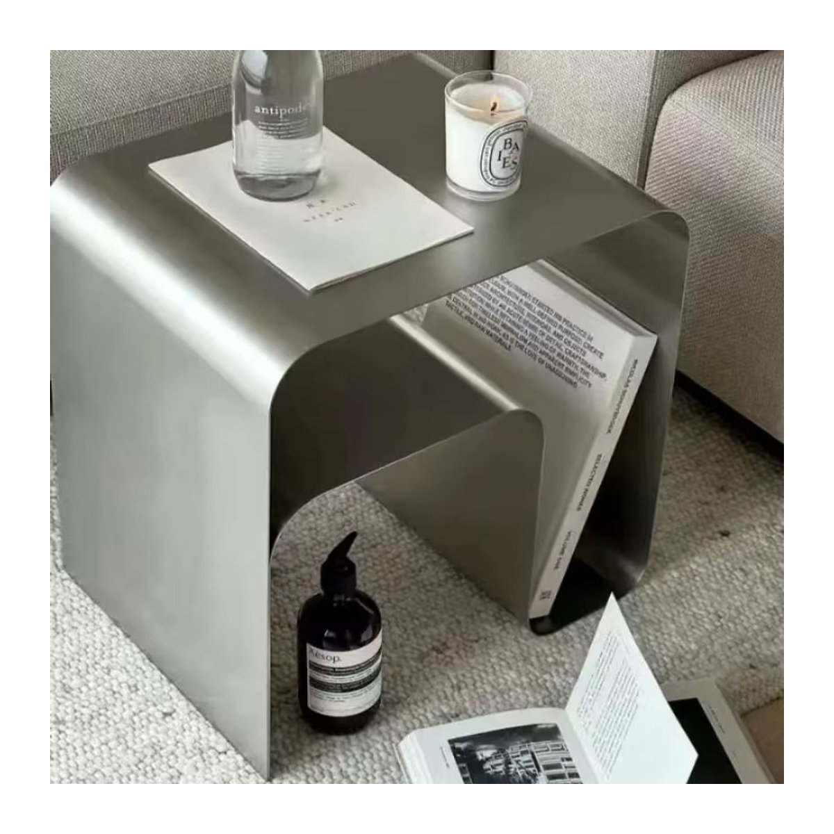 Minimalistischer Beistelltisch aus Edelstahl im Bauhaus-Stil mit integriertem Aufbewahrungsschrank in Retro-Optik - Bild 5