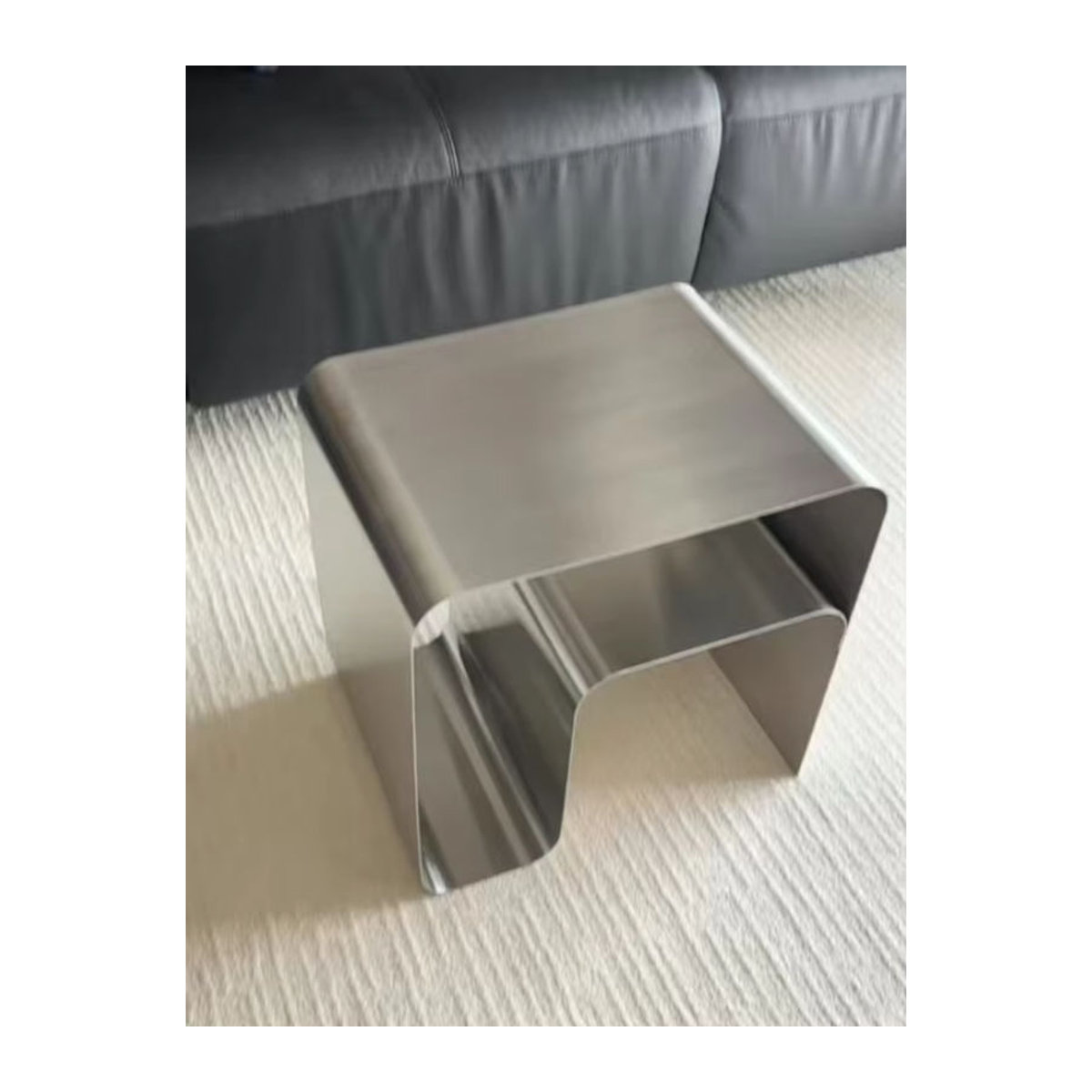 Minimalistischer Beistelltisch aus Edelstahl im Bauhaus-Stil mit integriertem Aufbewahrungsschrank in Retro-Optik - Bild 6