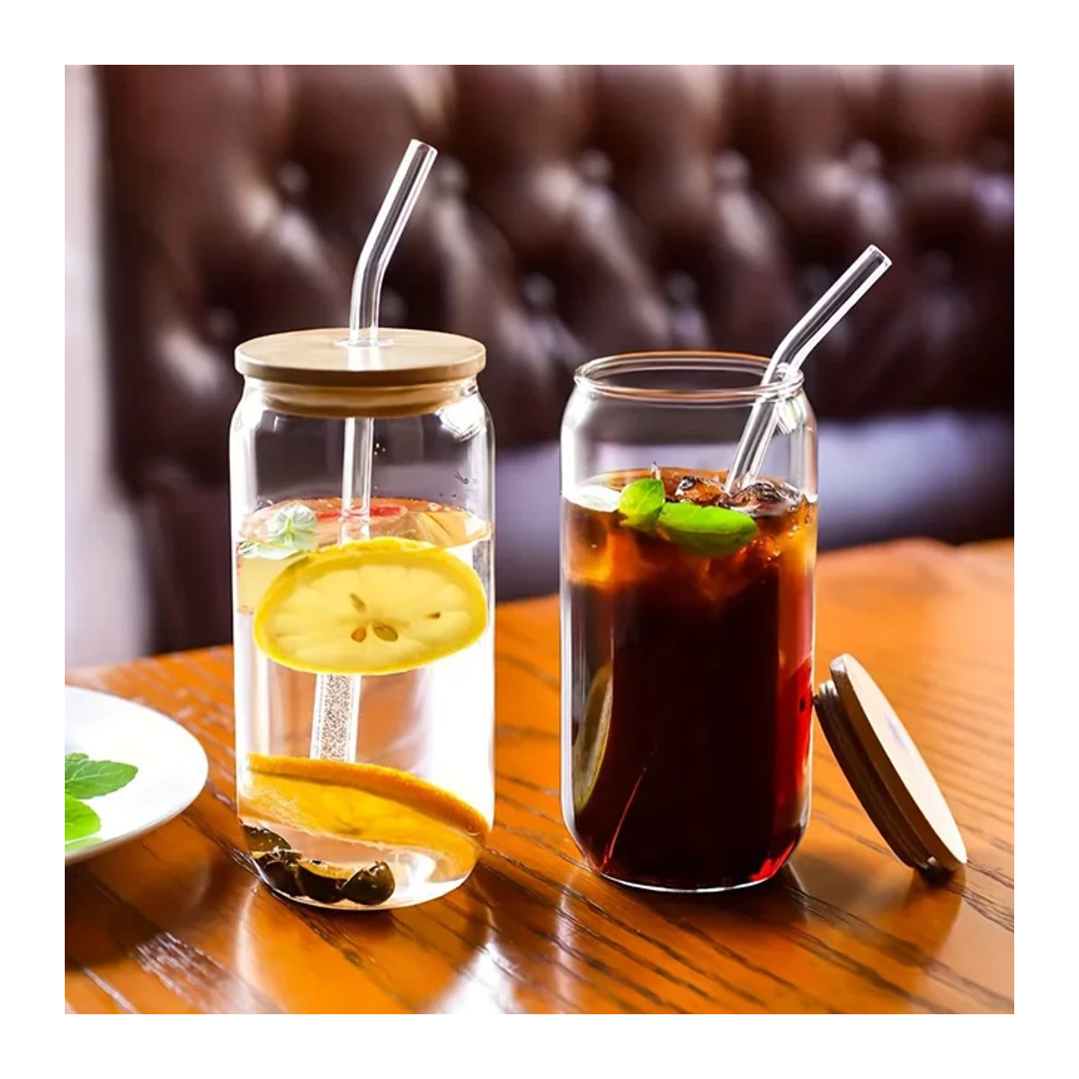 Minimalistischer Glasbecher in Bierdosenform mit Bambusdeckel und Glasstrohhalm, transparent und Natur - Bild 1