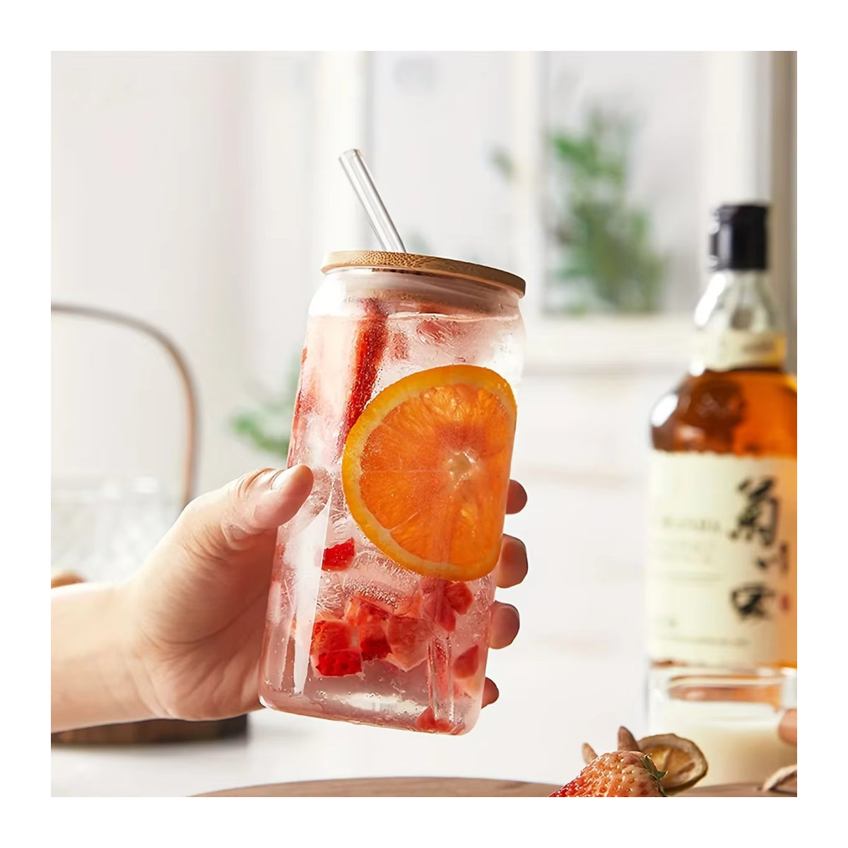 Minimalistischer Glasbecher in Bierdosenform mit Bambusdeckel und Glasstrohhalm, transparent und Natur - Bild 2