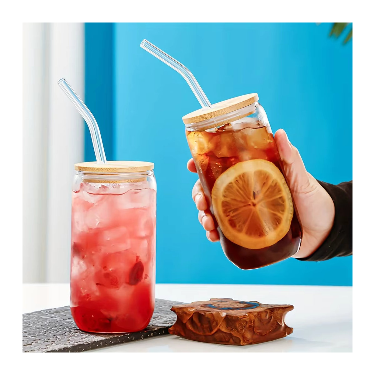 Minimalistischer Glasbecher in Bierdosenform mit Bambusdeckel und Glasstrohhalm, transparent und Natur - Bild 3
