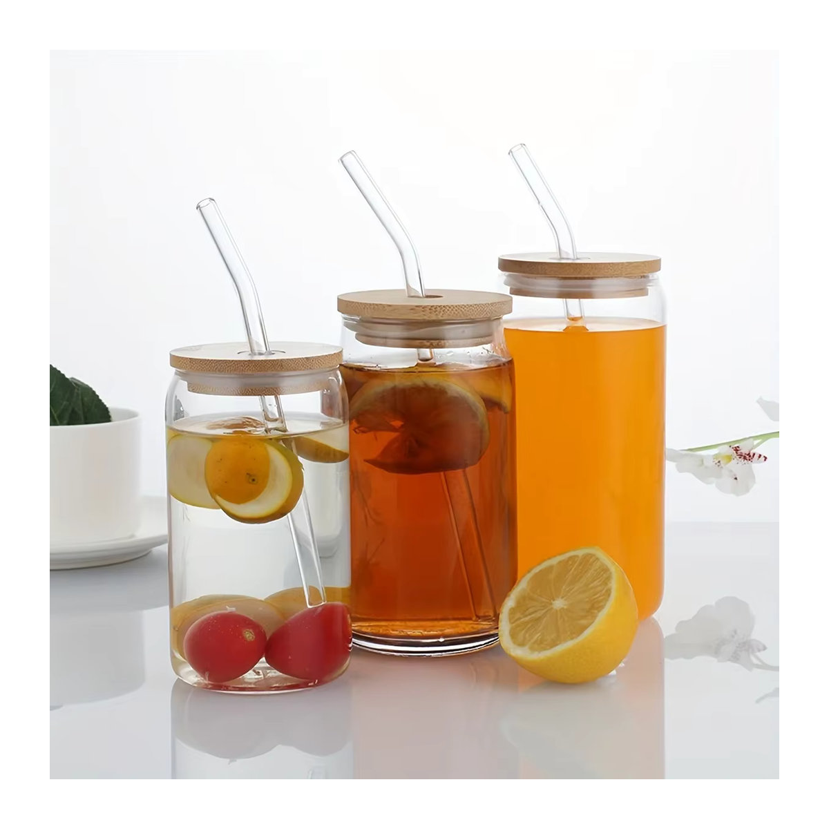 Minimalistischer Glasbecher in Bierdosenform mit Bambusdeckel und Glasstrohhalm, transparent und Natur - Bild 4