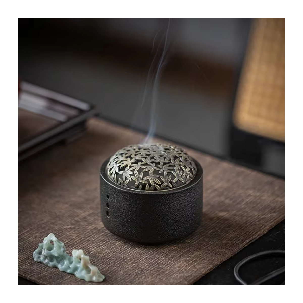 Minimalistischer Keramik Weihrauchbrenner in Schwarz mit geometrischem Design für deine Aromatherapie und Heimdekoration - Bild 2