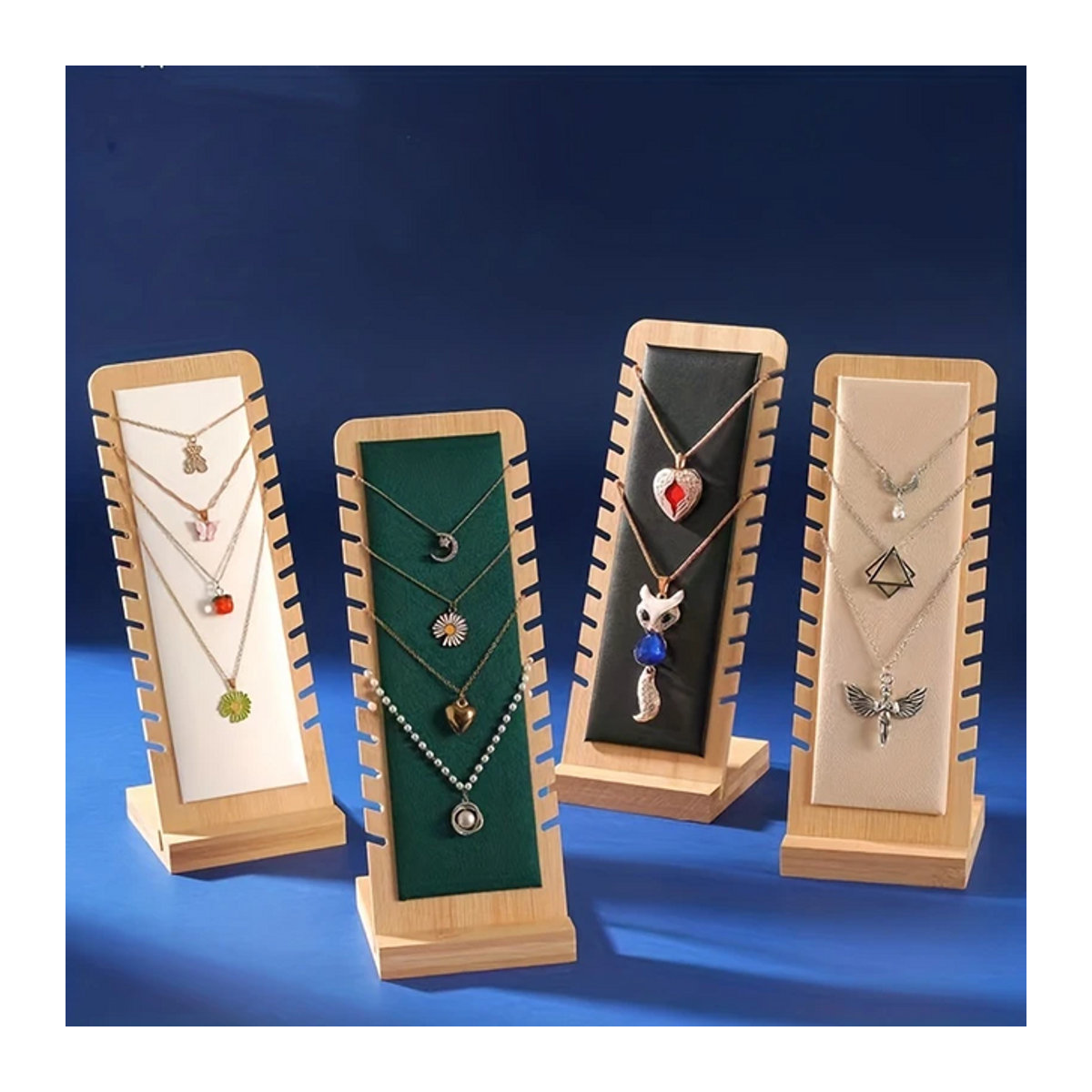 Minimalistischer Schmuck Display Ständer aus Bambus und Holz für Halsketten in Braun und Beige - Bild 1