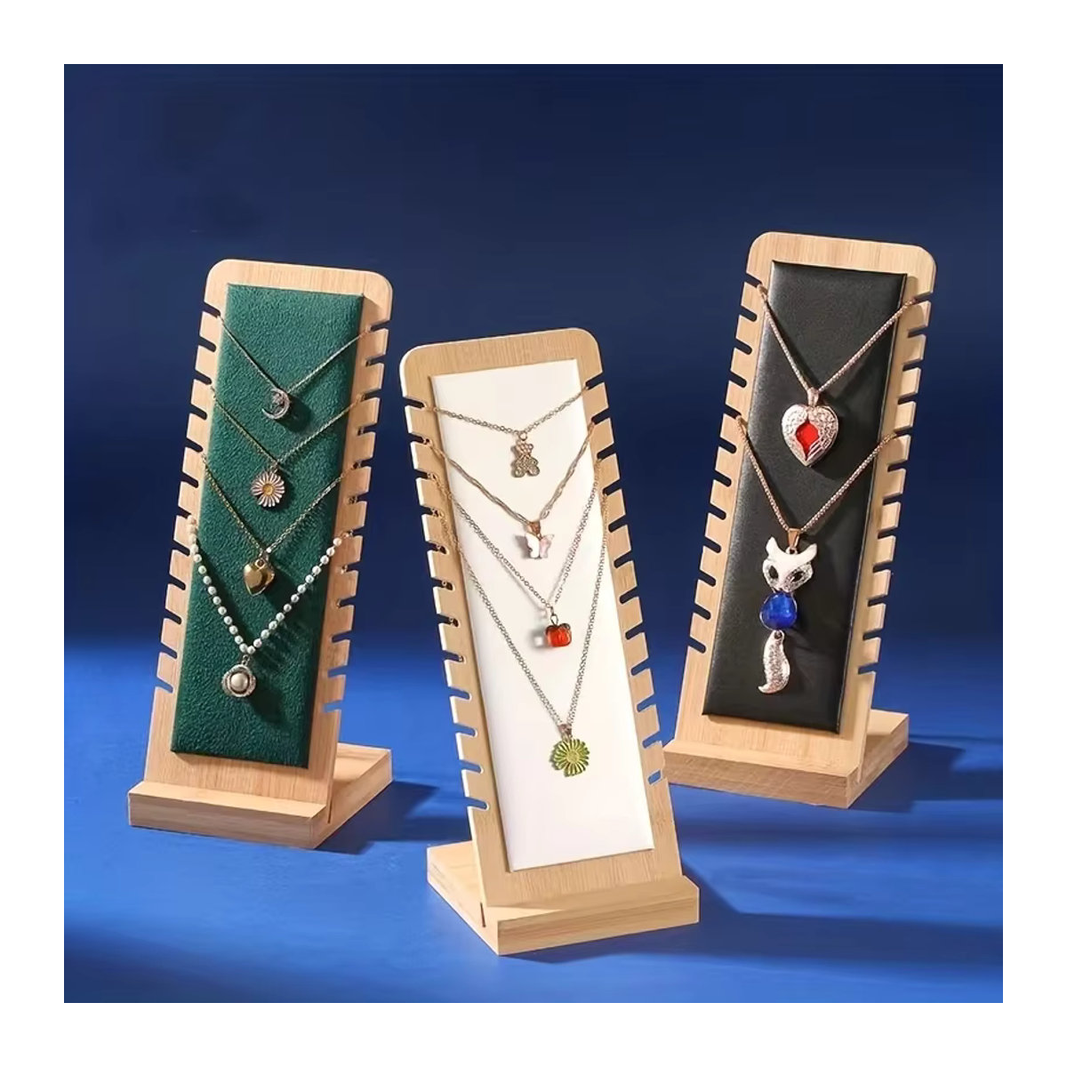 Minimalistischer Schmuck Display Ständer aus Bambus und Holz für Halsketten in Braun und Beige - Bild 2