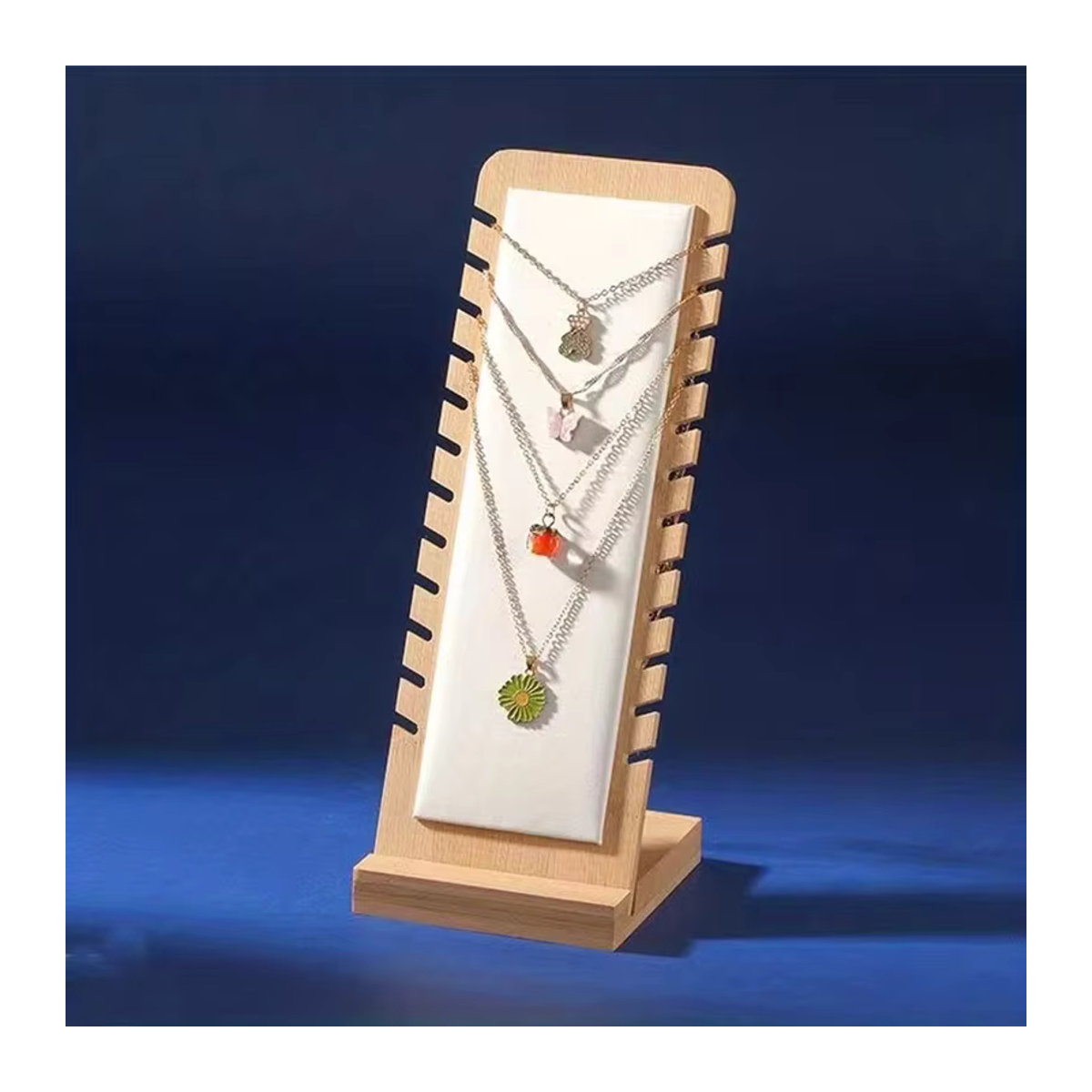 Minimalistischer Schmuck Display Ständer aus Bambus und Holz für Halsketten in Braun und Beige - Bild 3