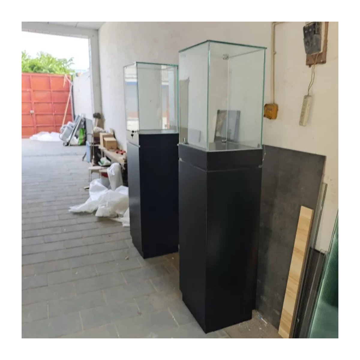 Minimalistischer Vitrinenschrank aus Glas in Schwarz mit transparenten Glastüren - Bild 1