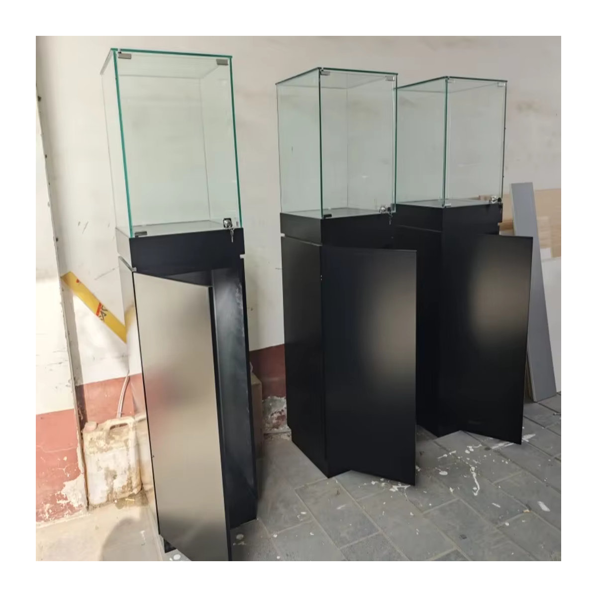 Minimalistischer Vitrinenschrank aus Glas in Schwarz mit transparenten Glastüren - Bild 2
