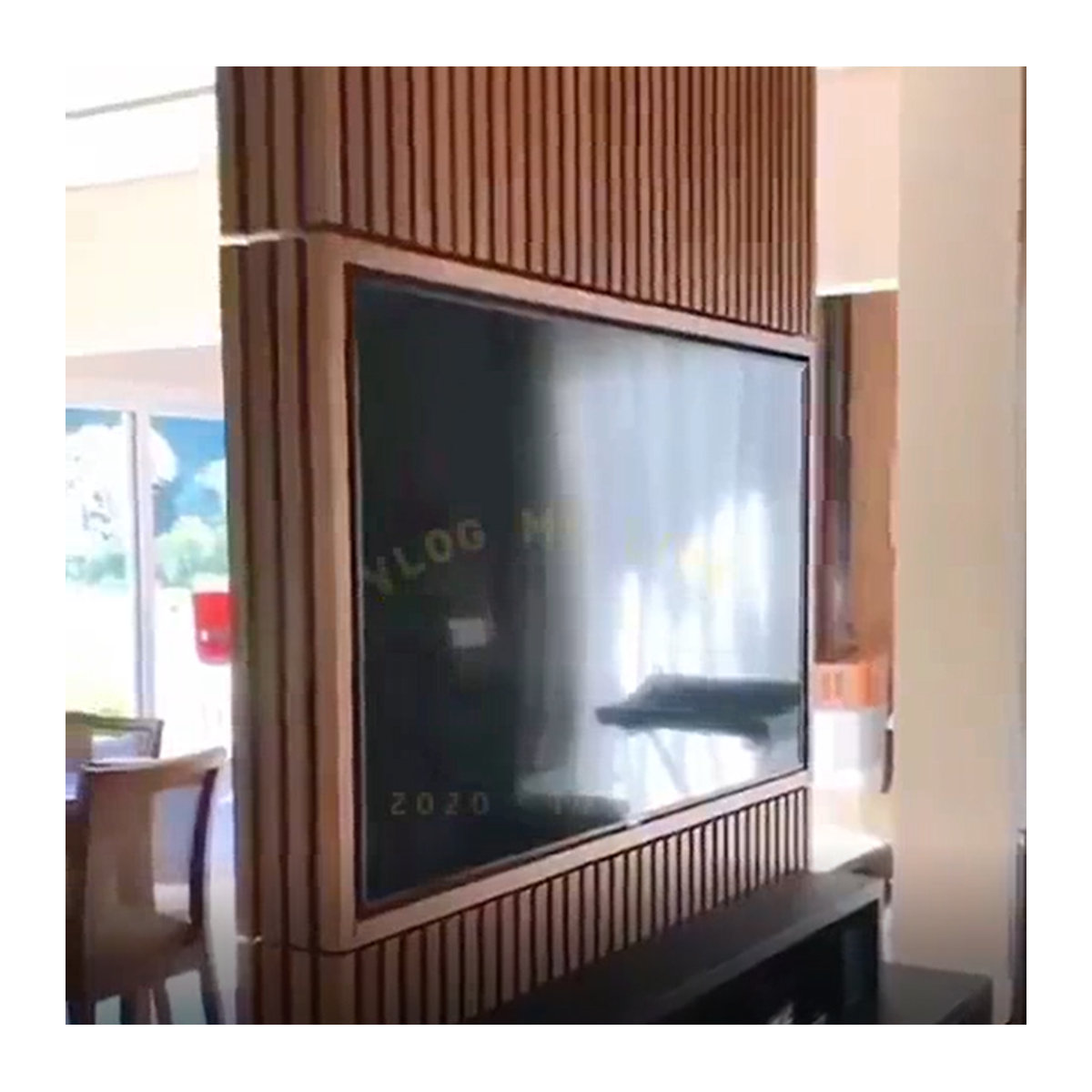 Minimalistisches 360-Grad-Dreh-TV-Rack für LCD-TVs in Schwarz mit integrierter Kabelmanagement-Funktion - Bild 1