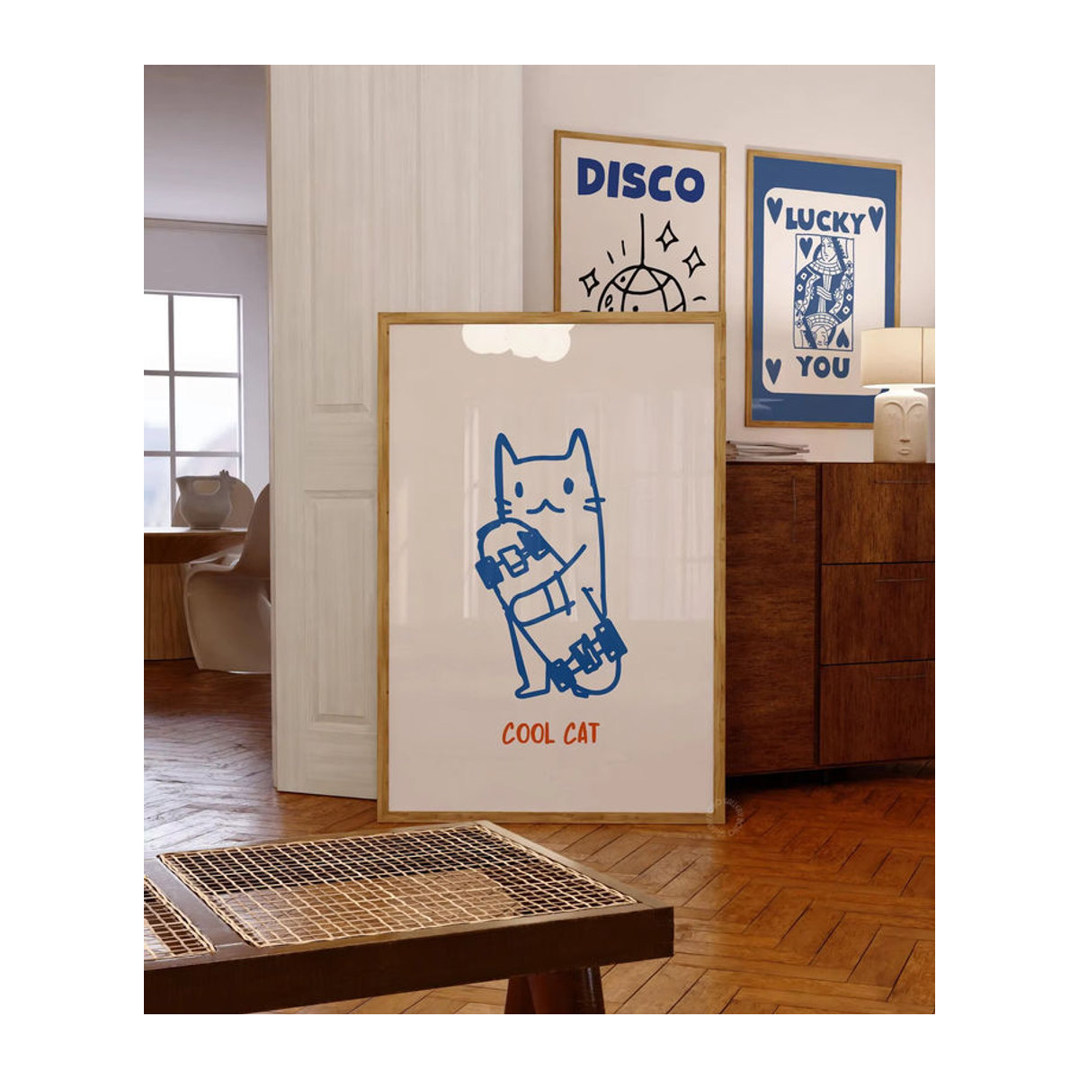 Minimalistisches Katzen-Poster mit Skateboard-Motiv als digitale Wandkunst in Weiß auf Papier für deine Dekoration - Bild 2
