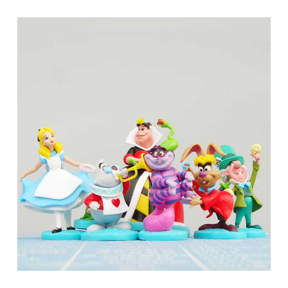 MINISO Alice im Wunderland Figuren-Set aus Kunstharz, 6-teilig, Weißes Kaninchen und Grinsekatze, mehrfarbig - Bild 2