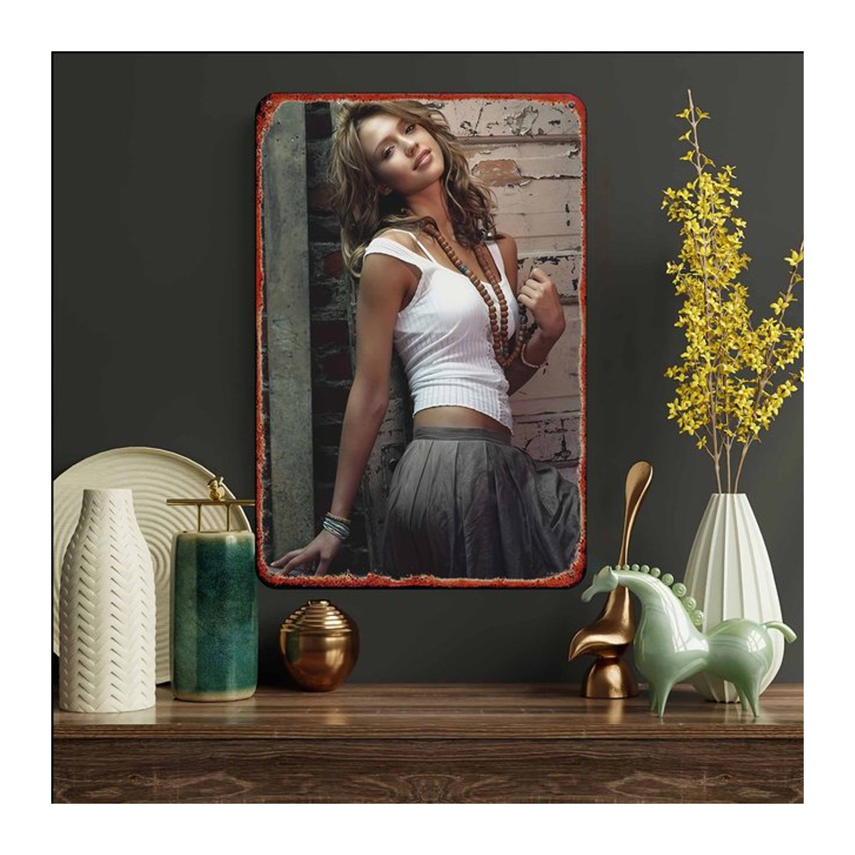 MINISO Blechschild Modische Frau im Vintage-Ziegelwandhintergrund, mehrfarbig, B/H: 30 x 20 cm - Bild 1