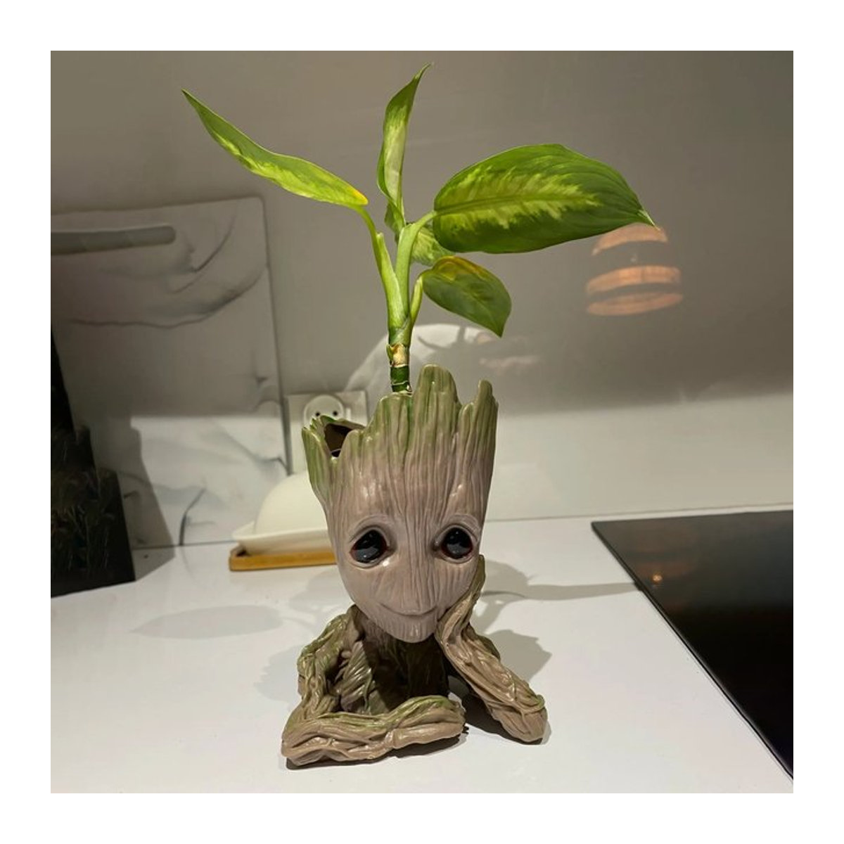 MINISO Blumentopf in Form einer Anime-Figur, braun, Kunstharz-Pflanzgefäß für die Innenraumdekoration - Bild 1