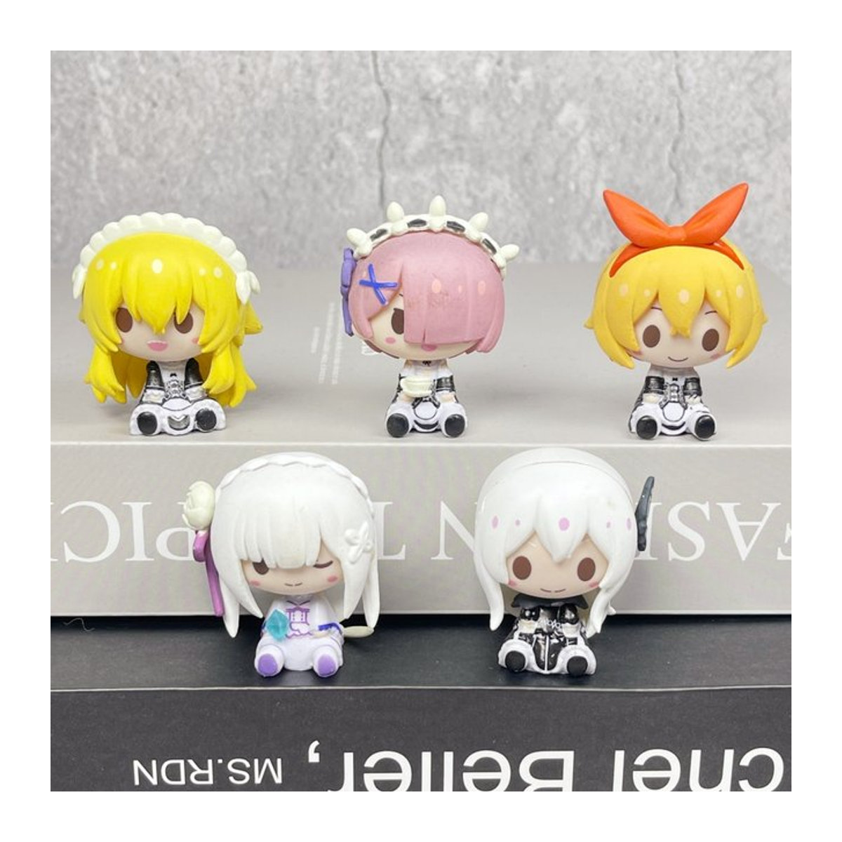 MINISO Re Zero Rem und Emilia Action Figuren aus Kunststoff, mehrfarbige Anime Statuen zur Schreibtischdekoration - Bild 1