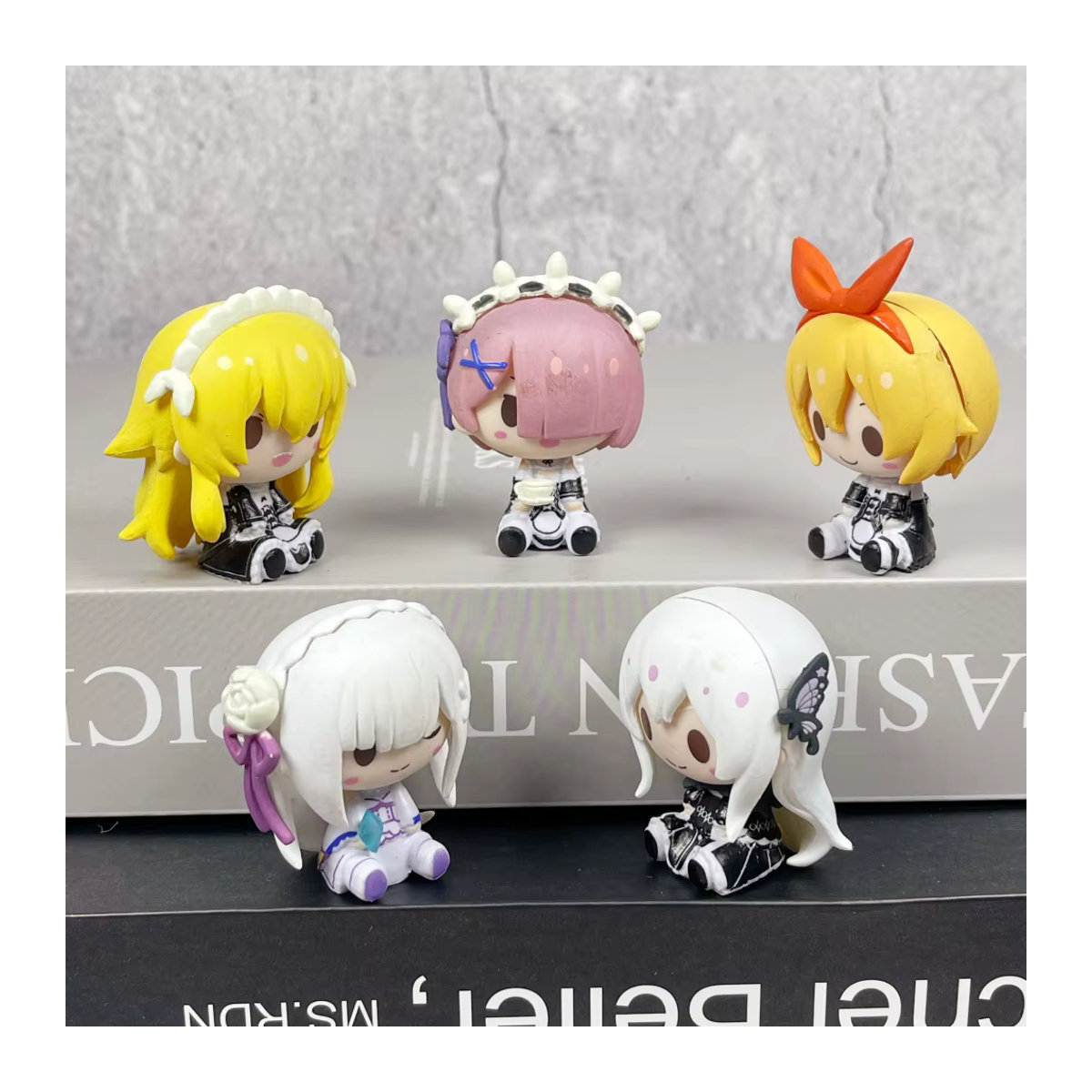 MINISO Re Zero Rem und Emilia Action Figuren aus Kunststoff, mehrfarbige Anime Statuen zur Schreibtischdekoration - Bild 2