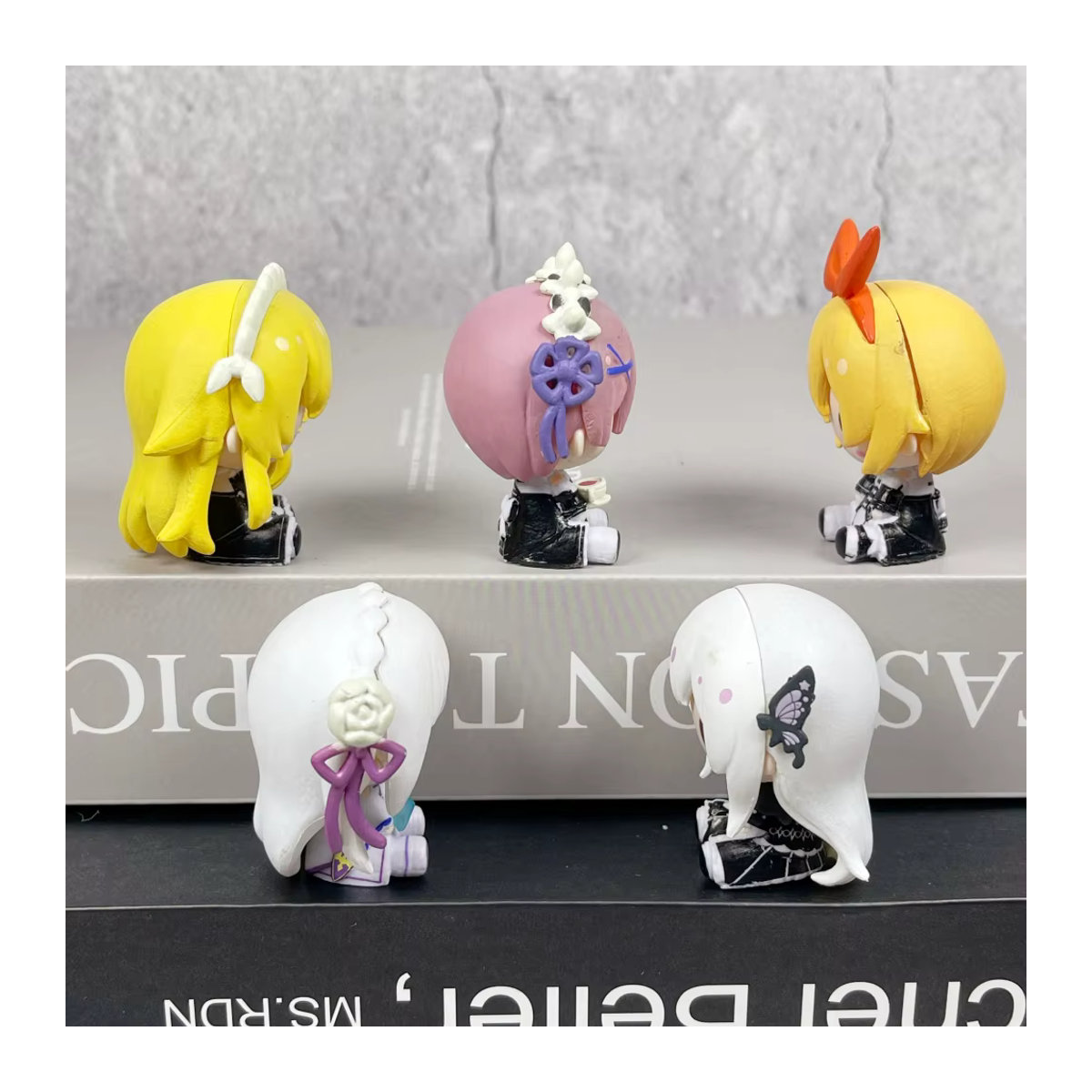 MINISO Re Zero Rem und Emilia Action Figuren aus Kunststoff, mehrfarbige Anime Statuen zur Schreibtischdekoration - Bild 3