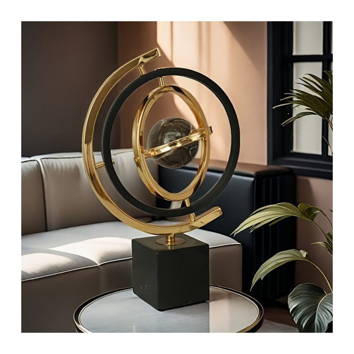 Moderne abstrakte Globus-Skulptur aus Metall in Schwarz und Gold mit rechteckiger Basis zur Dekoration für dein Zuhause oder Büro - Bild 1