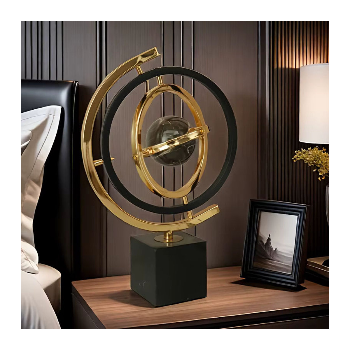 Moderne abstrakte Globus-Skulptur aus Metall in Schwarz und Gold mit rechteckiger Basis zur Dekoration für dein Zuhause oder Büro - Bild 2