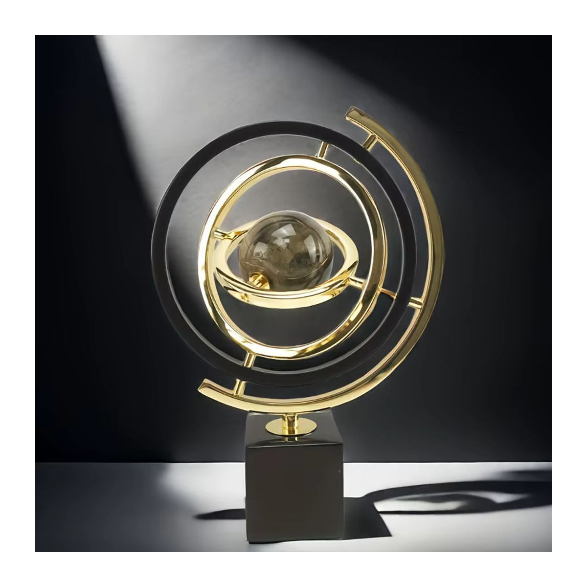 Moderne abstrakte Globus-Skulptur aus Metall in Schwarz und Gold mit rechteckiger Basis zur Dekoration für dein Zuhause oder Büro - Bild 3