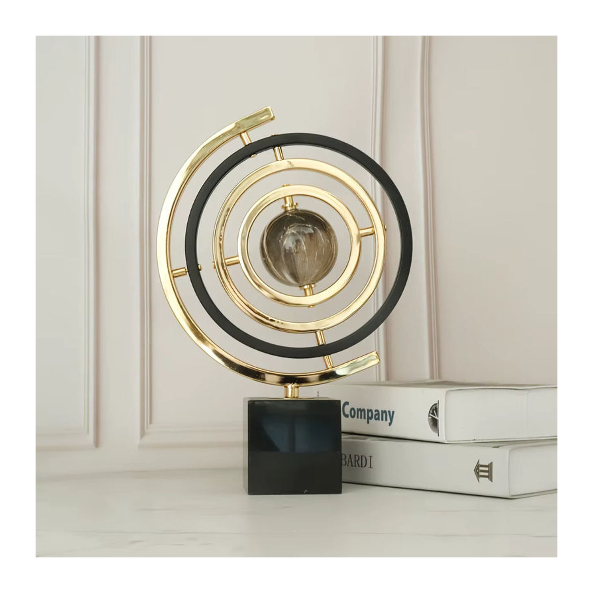Moderne abstrakte Globus-Skulptur aus Metall in Schwarz und Gold mit rechteckiger Basis zur Dekoration für dein Zuhause oder Büro - Bild 4
