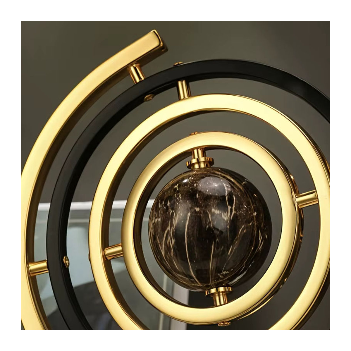 Moderne abstrakte Globus-Skulptur aus Metall in Schwarz und Gold mit rechteckiger Basis zur Dekoration für dein Zuhause oder Büro - Bild 6