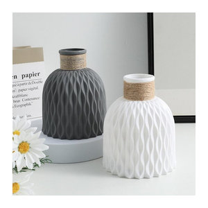 Moderne bauchige Vase in Weiß und Beige für Blumenarrangements und Dekoration im Wohnzimmer